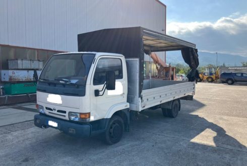 Autocarro Nissan Cabstar